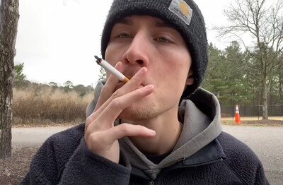 Лечение зависимости от табакокурения в Моршанске Мужчина с сигаретой делает затяжку