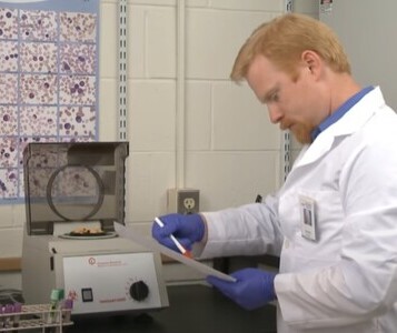 Клиника лечения наркозависимости в Моршанске Врач в кабинете клиники