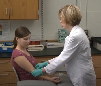 Лечение зависимости от аптечных препаратов в Моршанске Врач делает инъекцию пациентке