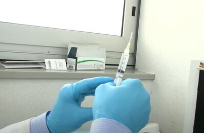 Проведение кодирования Вивитролом в Моршанске Шприц с Вивитролом в руках у врача